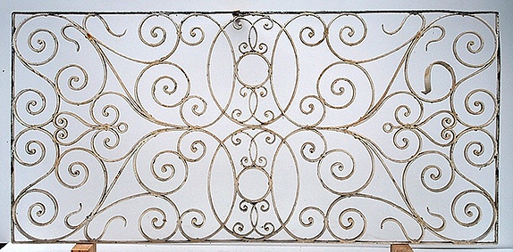 Oberlichtgitter des Verwaltungsflügels vor der Bearbeitung.