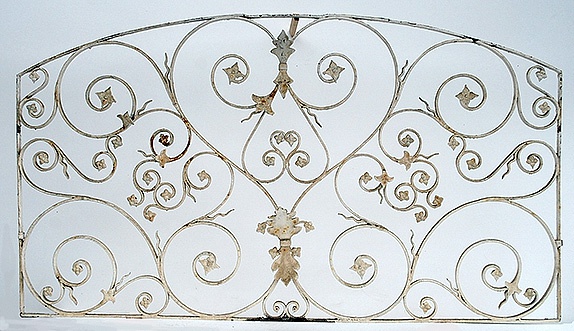 Oberlichtgitter des Westflügels vor der Bearbeitung. Oberlichtgitter des Westflügels vor der Bearbeitung.