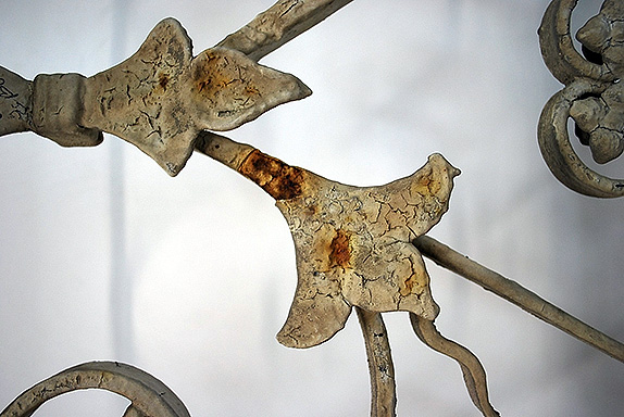 Die Oberfläche ist brüchig und korrodiert. Die Oberfläche ist brüchig und korrodiert.