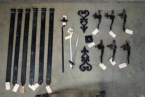 Die Beschläge des Westflügels vor der Restaurierung. Die Beschläge des Westflügels vor der Restaurierung.