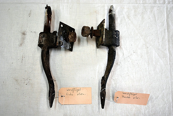 Die Oberfläche der Scharniere des Westflügels ist stark angegriffen Die Oberfläche der Scharniere des Westflügels ist stark angegriffen