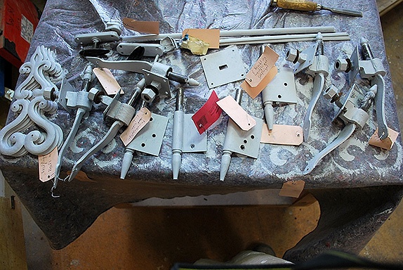 Abschließend werden Beschläge und Oberlichtgitter mit einem Eisenglimmerlack lackiert. Abschließend werden Beschläge und Oberlichtgitter mit einem Eisenglimmerlack lackiert.