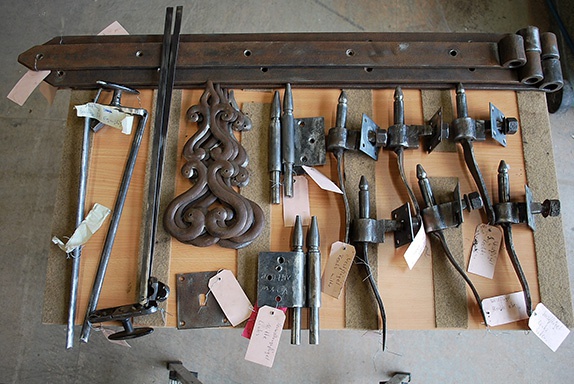 Beschläge nach gründlicher Reinigung mit der Drahtbürste. Beschläge nach gründlicher Reinigung mit der Drahtbürste.