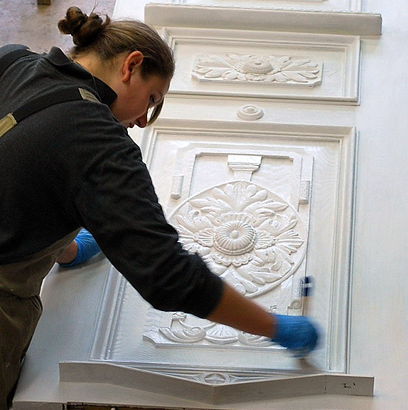 Endanstrich am Flügel des Verwaltungsflügel-Portals Endanstrich am Flügel des Verwaltungsflügel-Portals