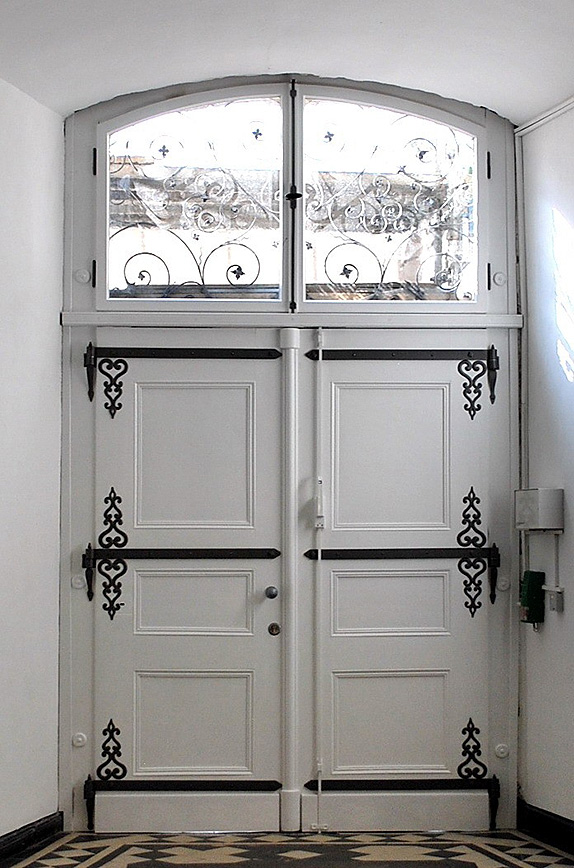 Innenansicht Westflügel-Portal in restauriertem Zustand Innenansicht Westflügel-Portal – in restauriertem Zustand