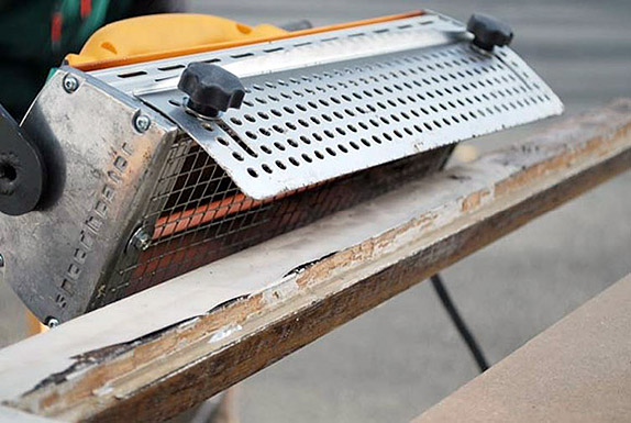 Eine Infrarotlampe löst den Lack schnell vom Holz ab. Eine Infrarotlampe löst den Lack schnell vom Holz ab.