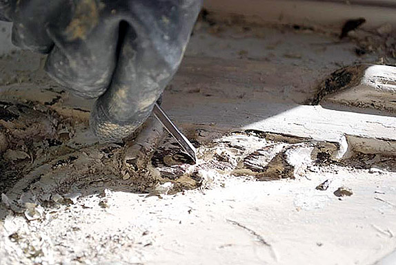 Abschälen der Lackschicht an den Schnitzereien, nachdem diese mit Abbeizerpaste behandelt wurden. Abschälen der Lackschicht an den Schnitzereien, nachdem diese mit Abbeizerpaste behandelt wurden.