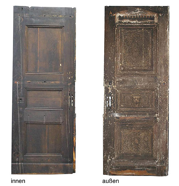 Gangflügel des Westportals von innen und außen nach dem Abbeizen Gangflügel des Westportals von innen und außen nach dem Abbeizen