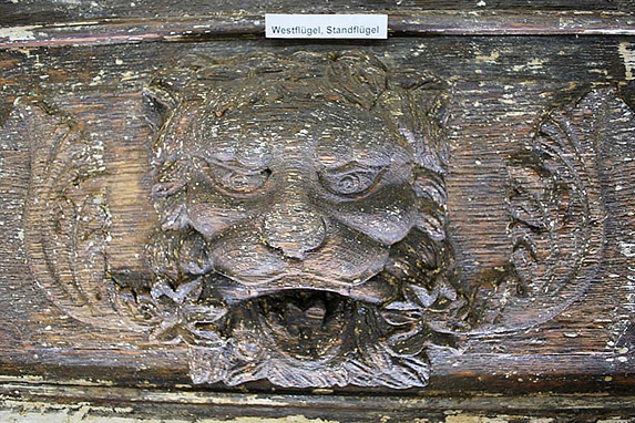 Endlich sind die Zähne des Löwen wieder erkennbar und seine Mähne hat an Plastizität gewonnen. Endlich sind die Zähne des Löwen wieder erkennbar und seine Mähne hat an Plastizität gewonnen.