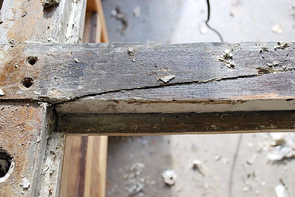 Die Blendrahmen sind an mehreren Stellen gerissen oder gebrochen Die Blendrahmen sind an mehreren Stellen gerissen oder gebrochen