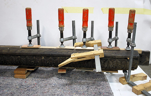 Rißverleimung am ausgebauten Kämpfer des Verwaltungsflügels. Rißverleimung am ausgebauten Kämpfer des Verwaltungsflügels.