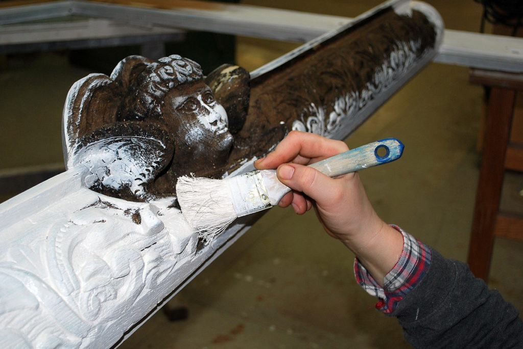 Streichen der Grundierung am Kämpfer des Westflügel-Portals