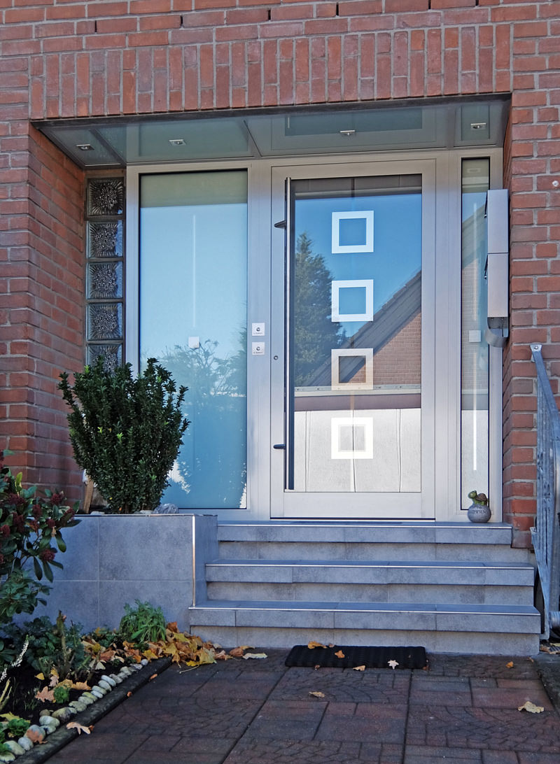 Haustür mit viel Glas und Seitenlichtern